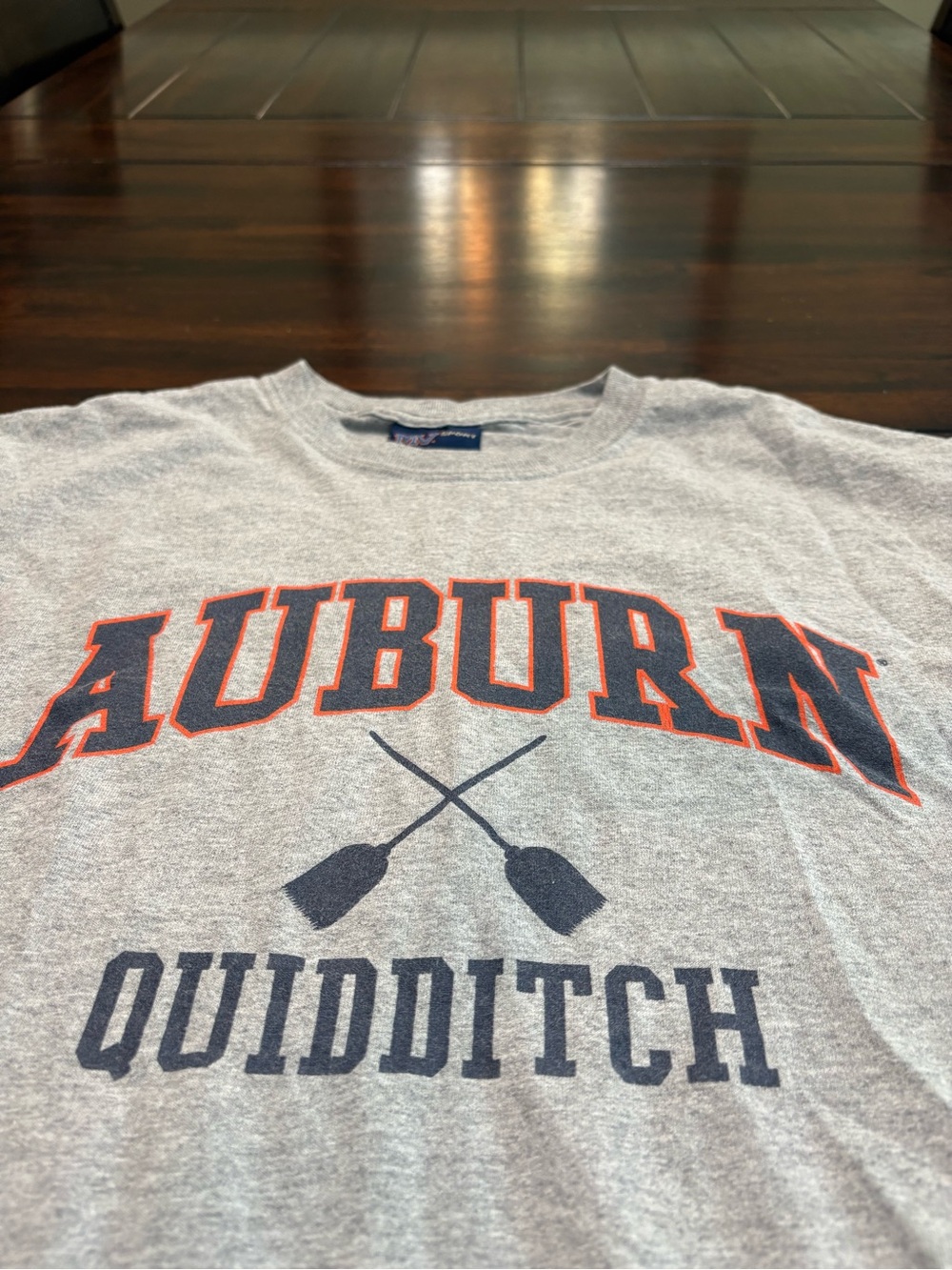 Auburn University Quidditch tee with crossed broomsticks graphic, size M